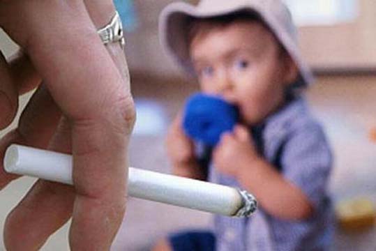 研究发现爸爸吸烟会增加孩子患白血病风险